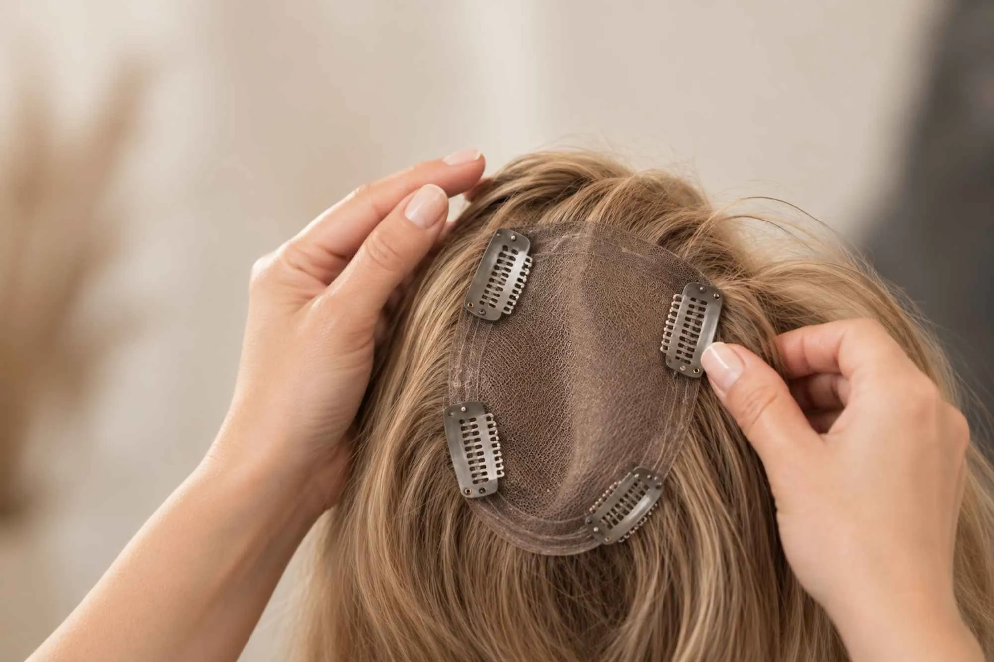 Natuurlijke haarstukken van echt haar en synthetisch haar, op maat gemaakt bij Haarhuis Hammer.